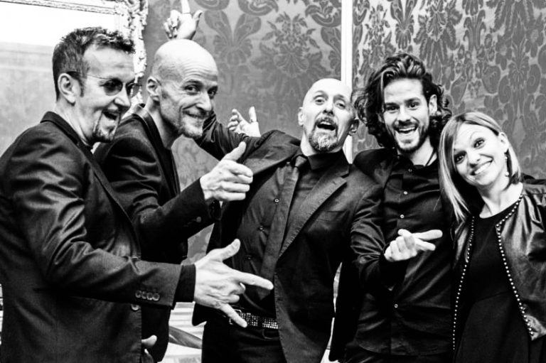 BAND BLACK &WHITE